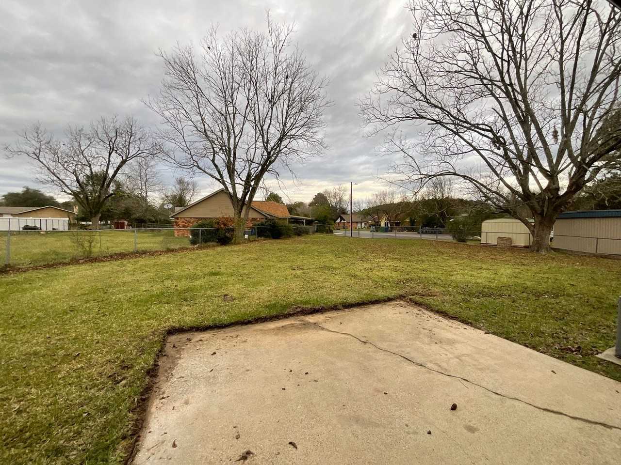 112 Clarence Ave - Photo 3 of 23