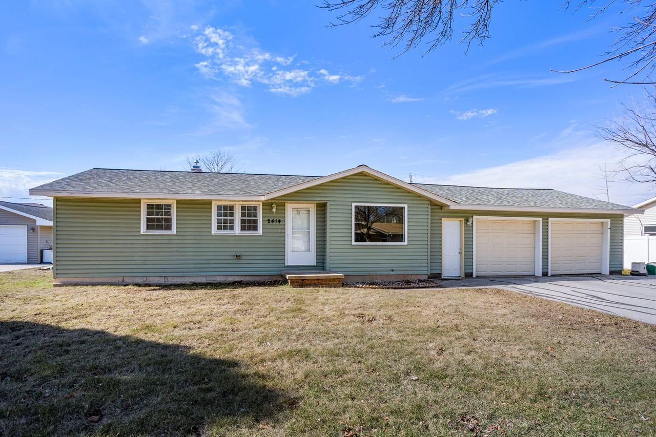 2414 Manitowoc Rd - Photo 2 of 18