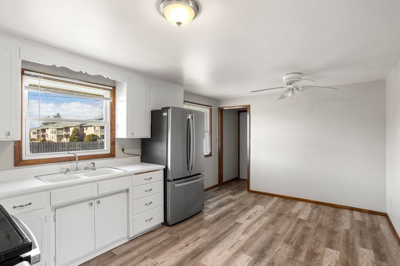 2414 Manitowoc Rd - Photo 3 of 18