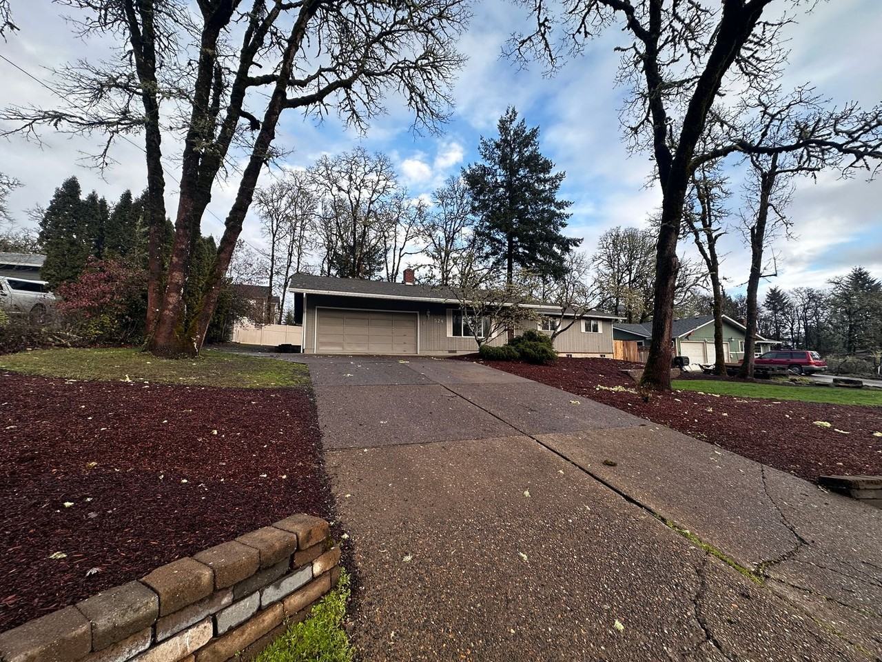 524 Nw Douglas St - Photo 2 of 21