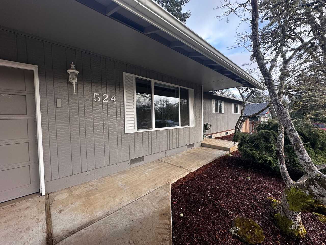 524 Nw Douglas St - Photo 3 of 21