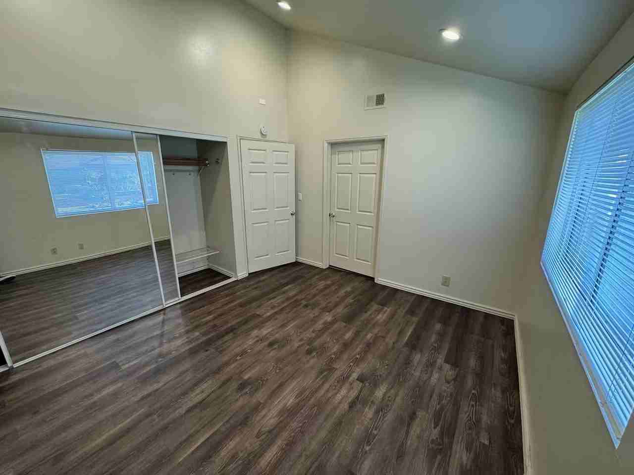 13516 Utica St - Photo 2 of 8