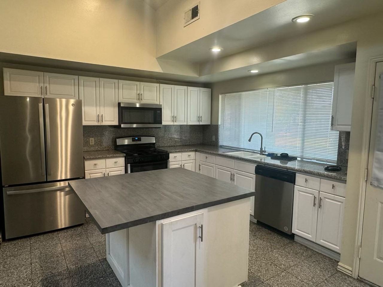 13516 Utica St - Photo 6 of 8