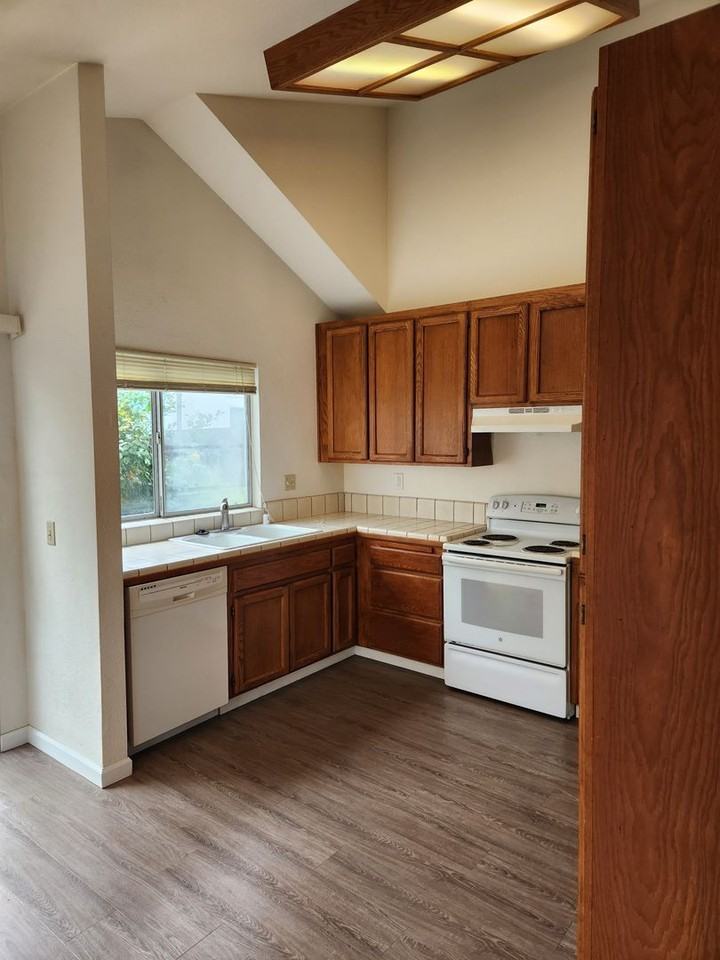 2111 Lapper Ave - Photo 3 of 16