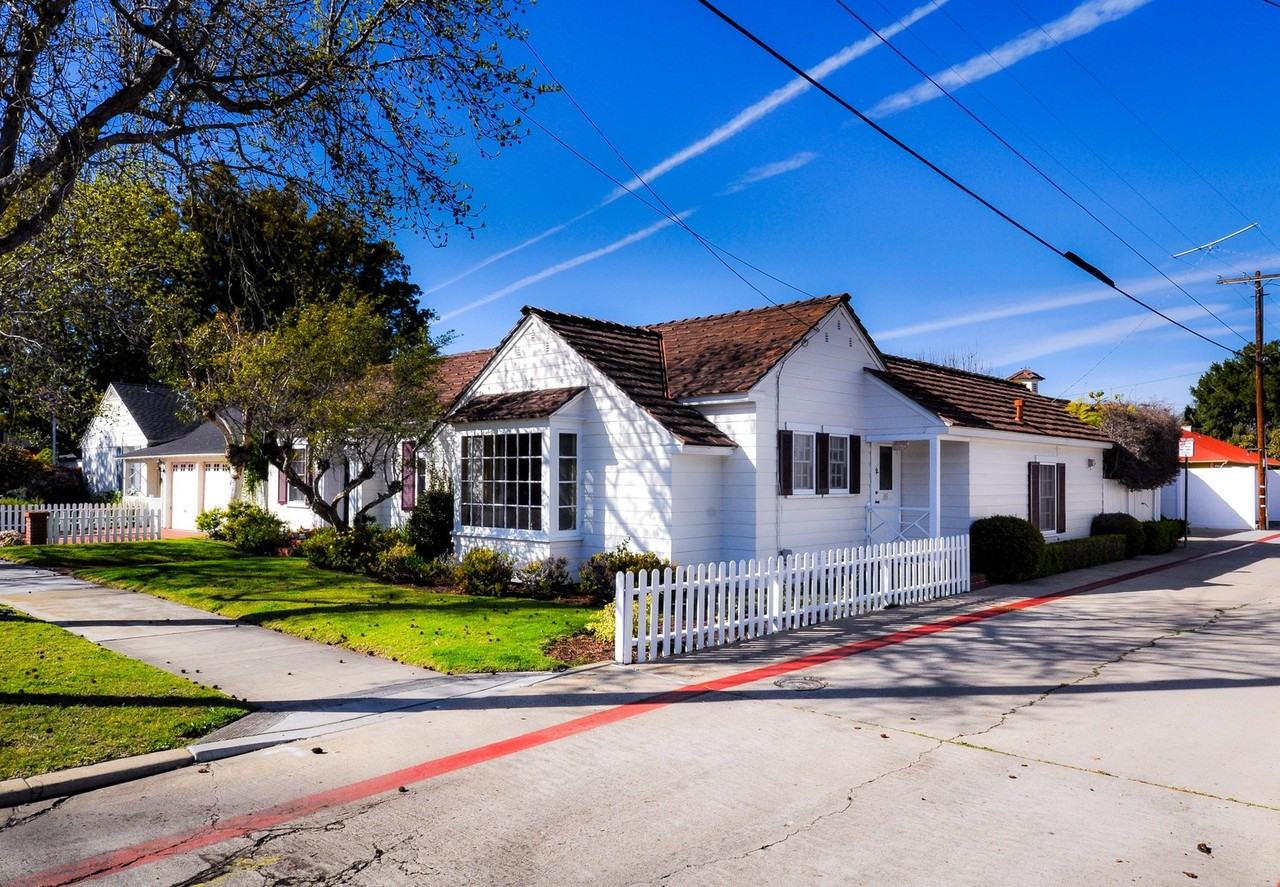 811 2nd Street - Photo 2 of 11