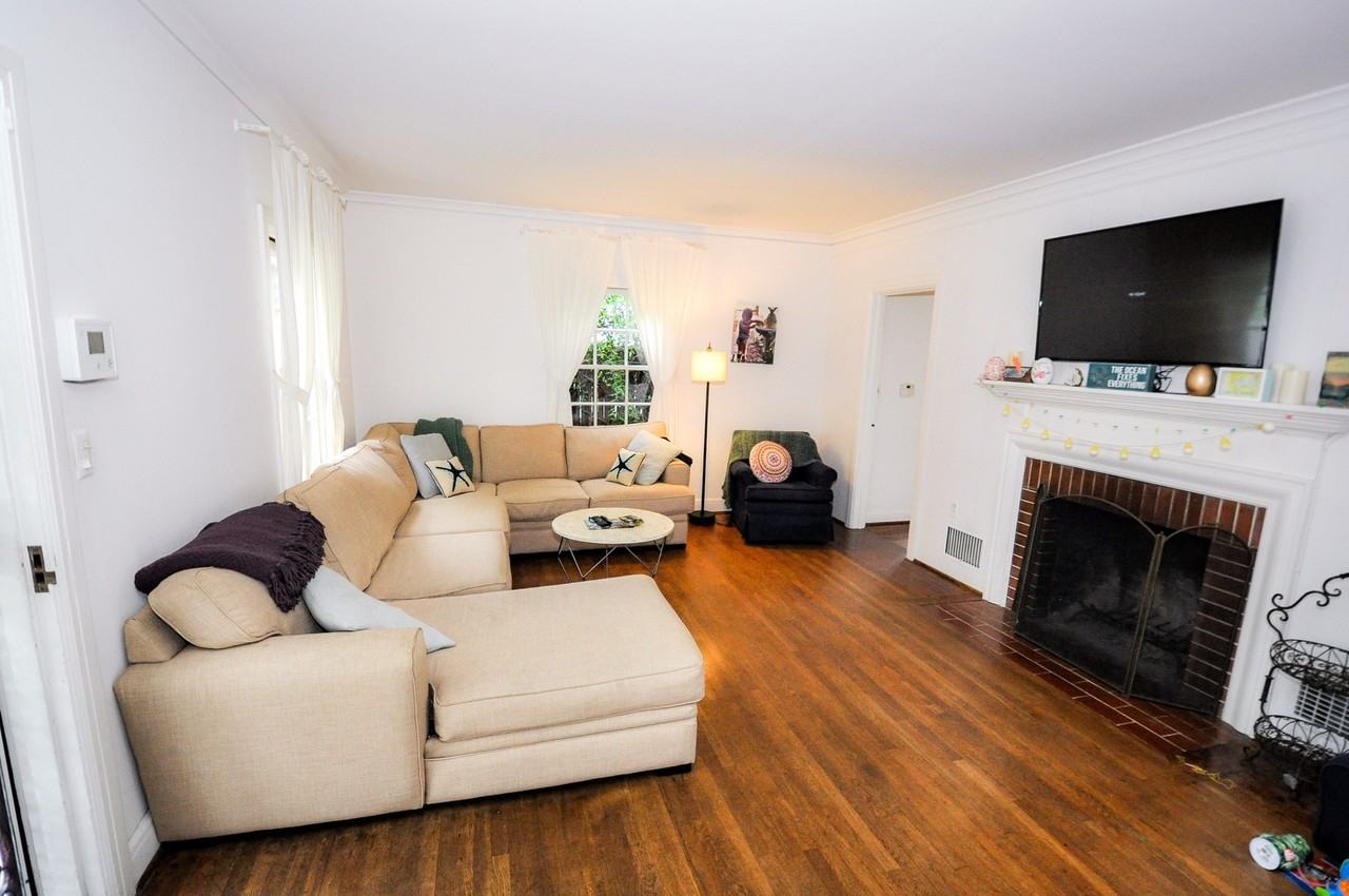 811 2nd Street - Photo 4 of 11