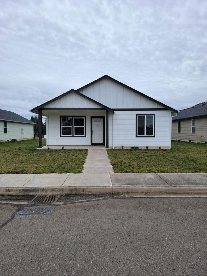 604 Roundtree Blvd - Photo 2 of 14