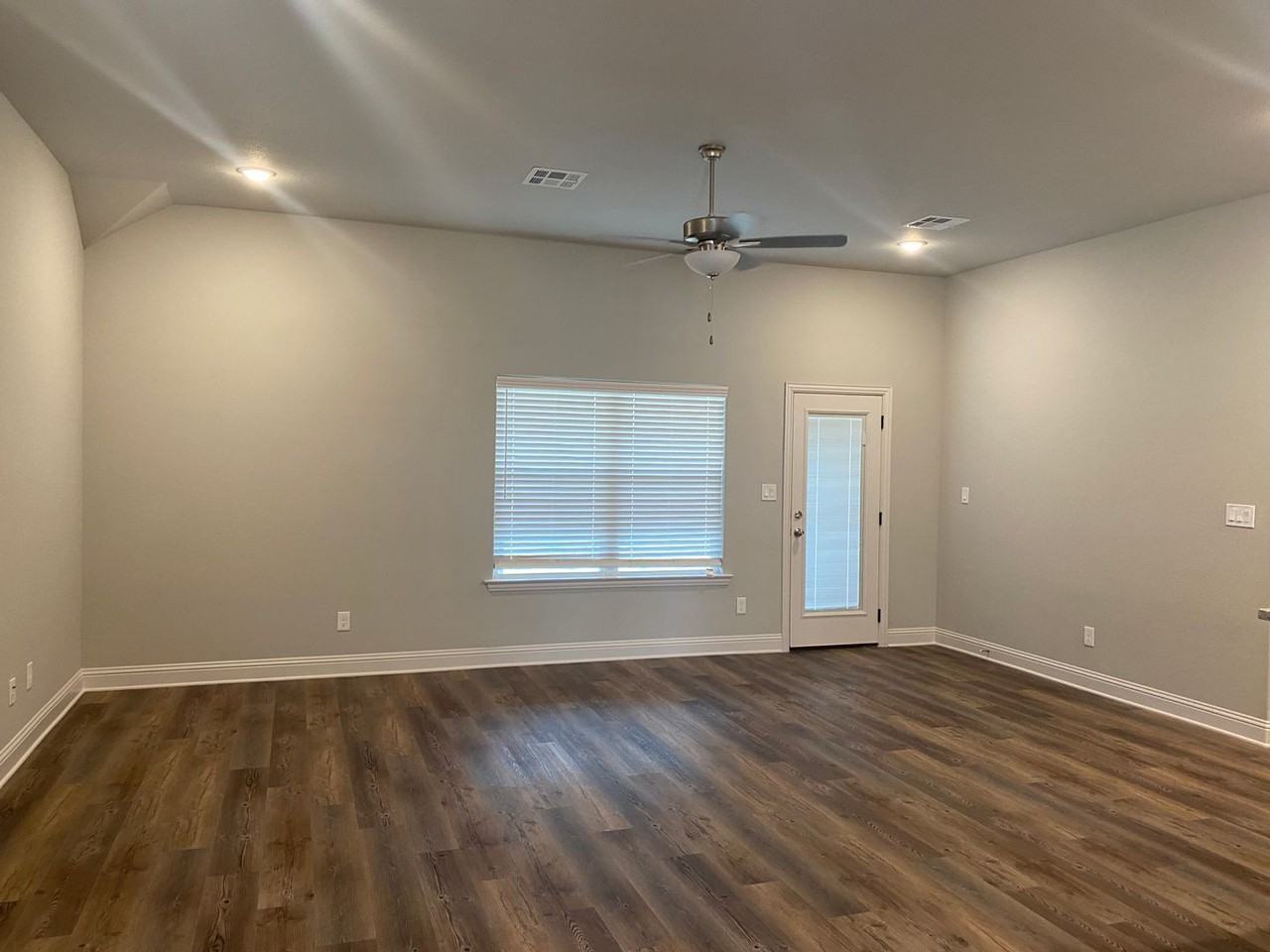 2805 Tulip Dr - Photo 2 of 14
