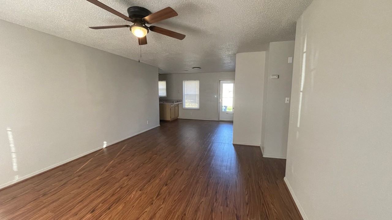 14445 S Dogwood St - Photo 3 of 13