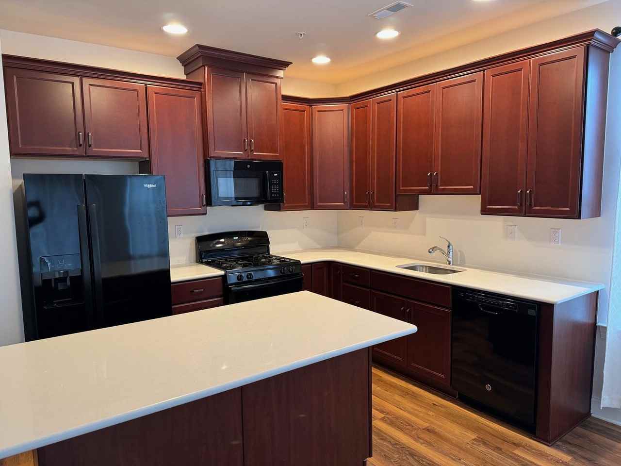 752 W 2nd St - Photo 4 of 17