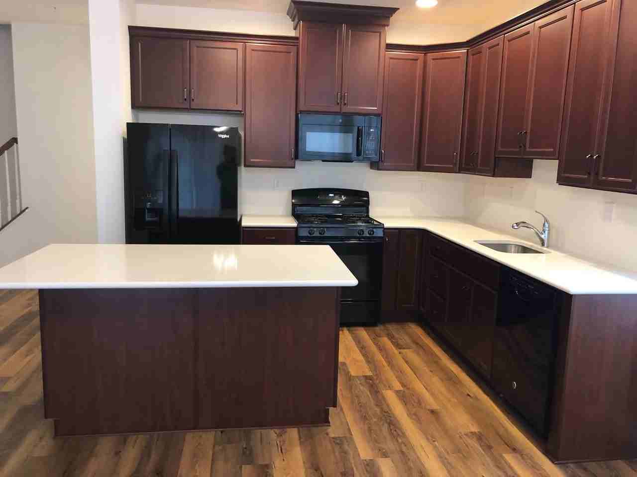 752 W 2nd St - Photo 5 of 17
