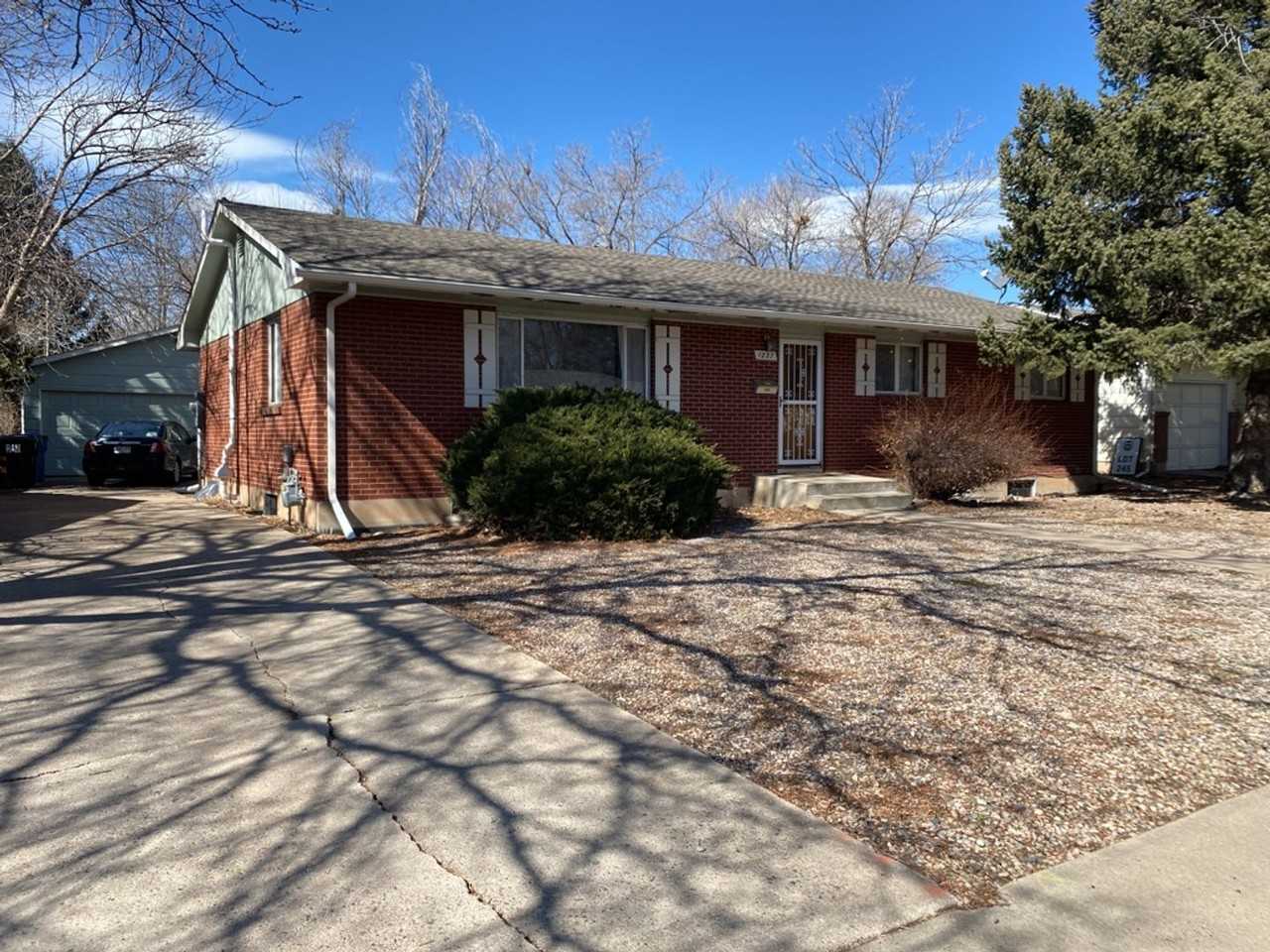 1237 Southridge Dr - Photo 2 of 32