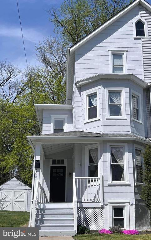 205 Lakeview Ave - Photo 2 of 10