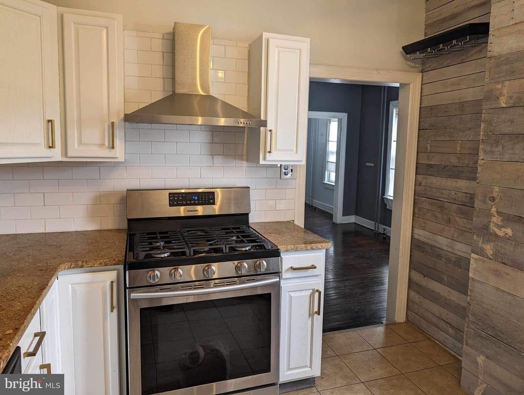 205 Lakeview Ave - Photo 3 of 10