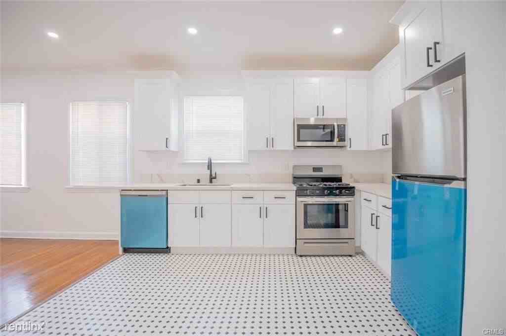 418 N Hill Ave #3 - Photo 3 of 10