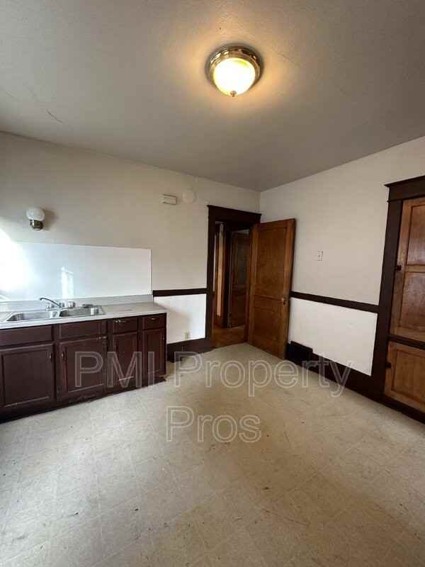 2566 N 41st St - Photo 6 of 8