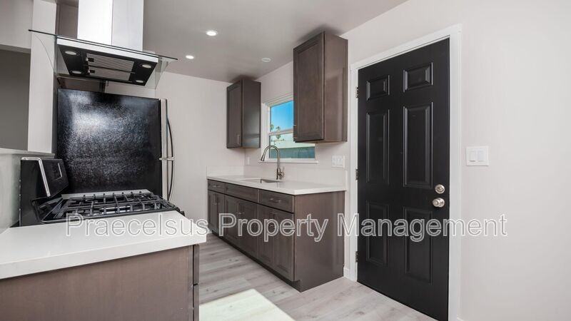 112 E 5th St - Photo 6 of 13