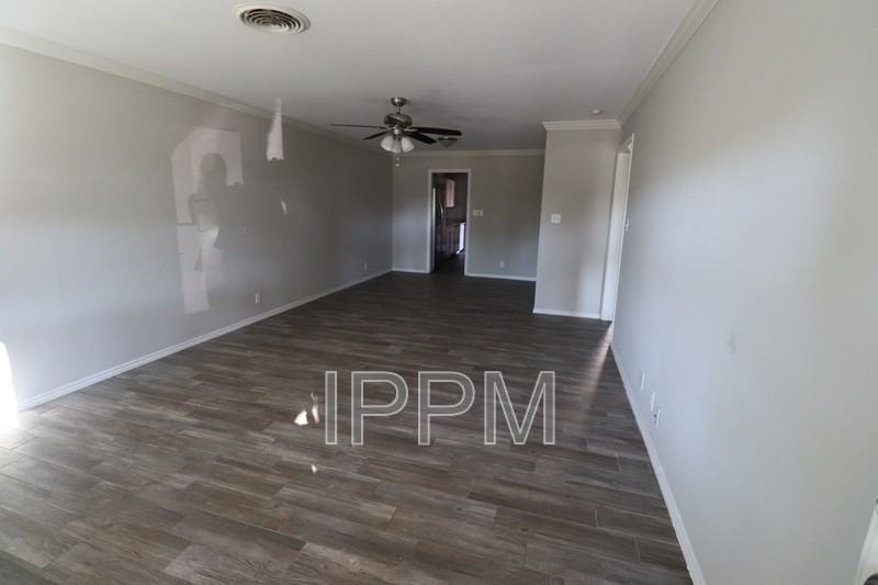 1716 Palm Valley Dr W - Photo 2 of 20