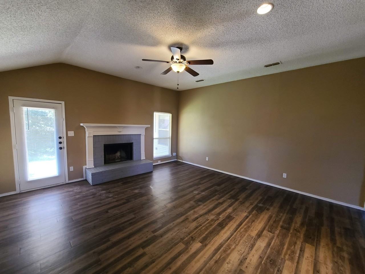 1904 Canterbury Cir - Photo 3 of 10