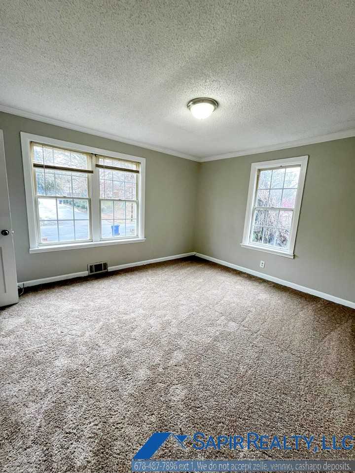 502 Lynnhaven Dr Sw - Photo 3 of 10