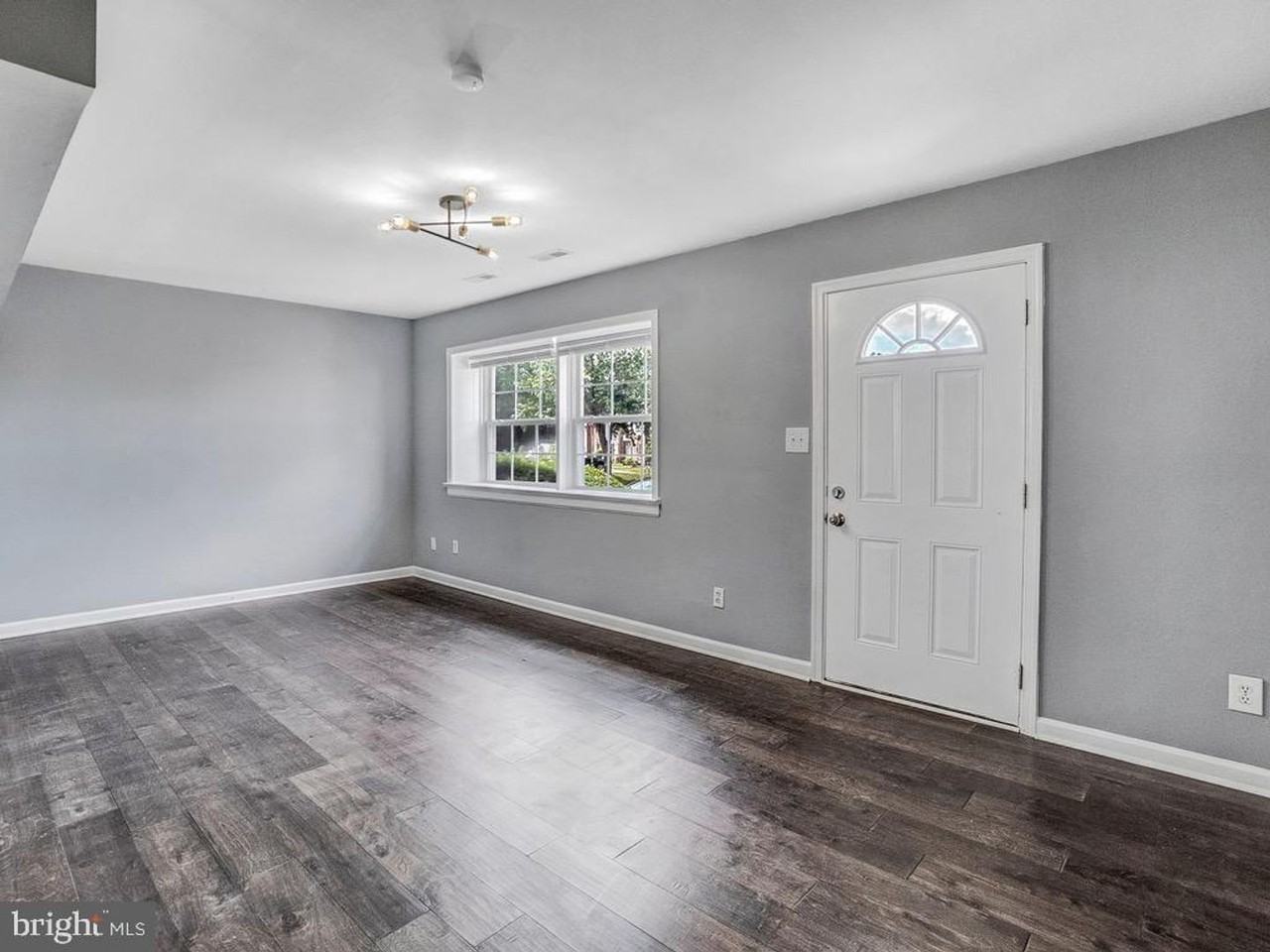 330 Brock Sq - Photo 4 of 18