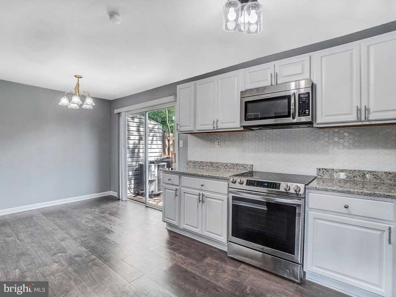 330 Brock Sq - Photo 5 of 18