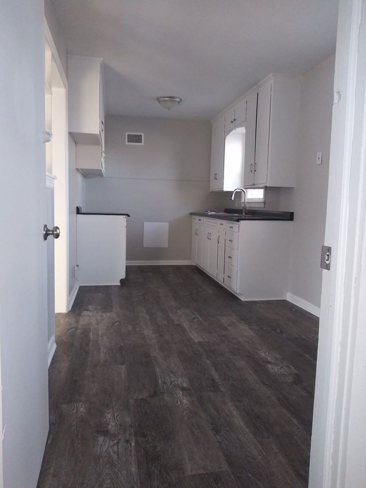 2707 N Spruce St - Photo 2 of 7