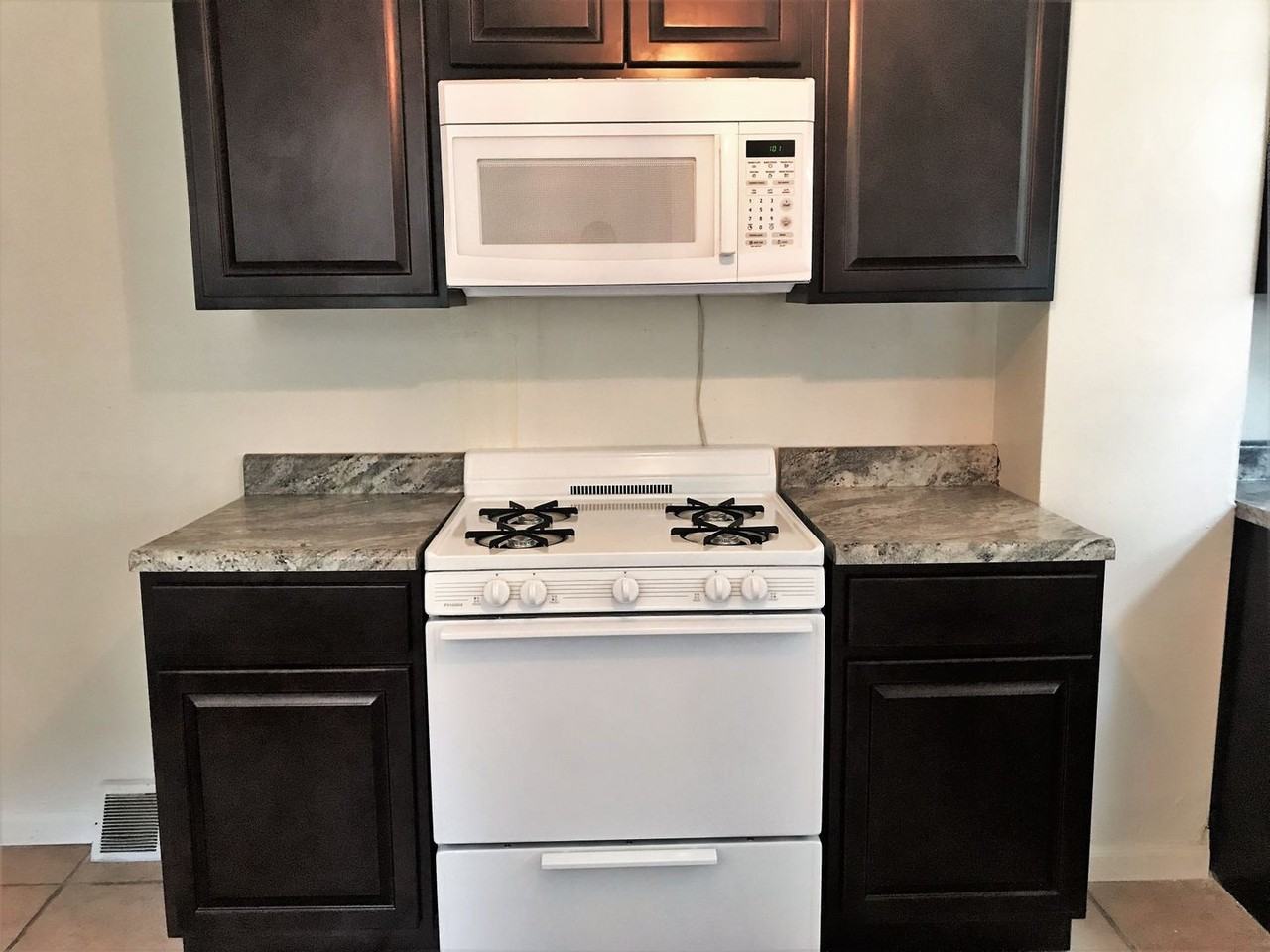 1419 N Saint Clair St - Photo 3 of 14