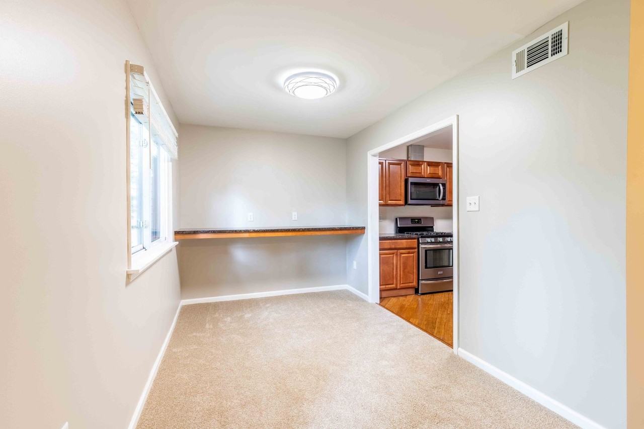 704 Painters Crossing - Photo 6 of 34