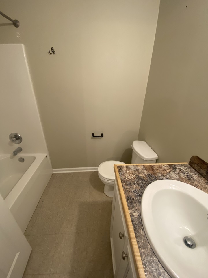 918 Brady St #5 - Photo 6 of 7