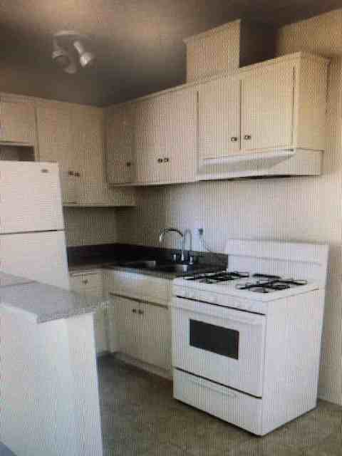 1230 W 29th St #15 - Photo 4 of 5