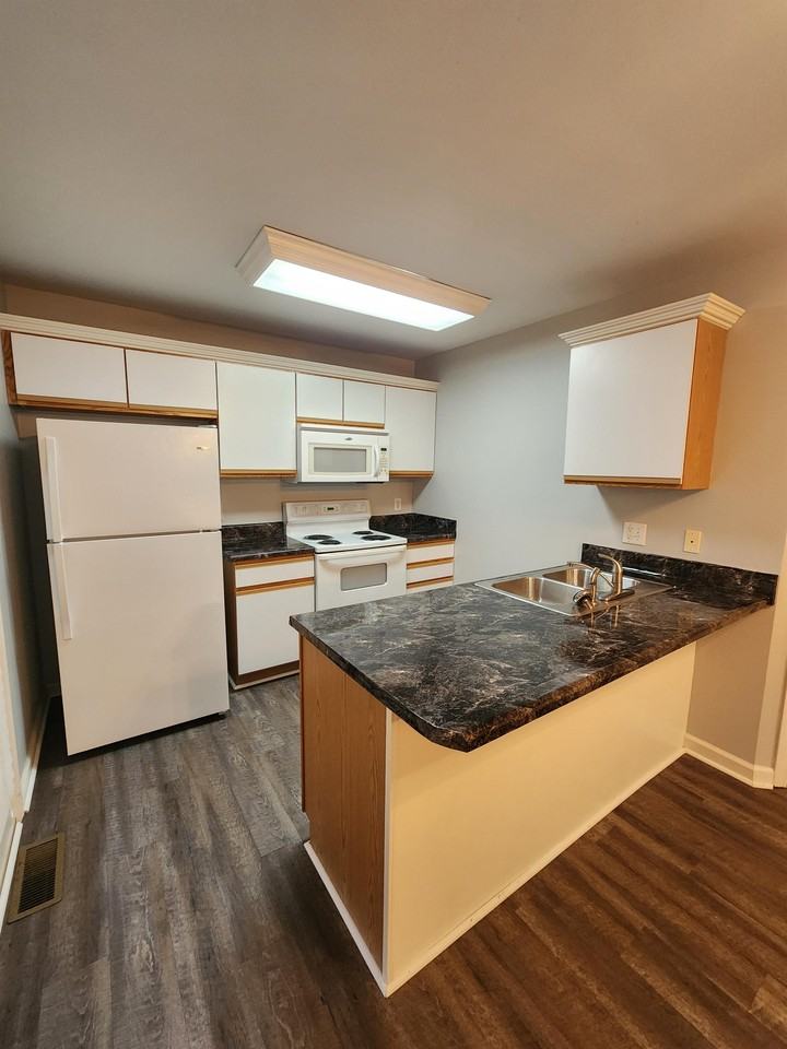 919 919 Nottingham DriveApt B #2 - Photo 3 of 8