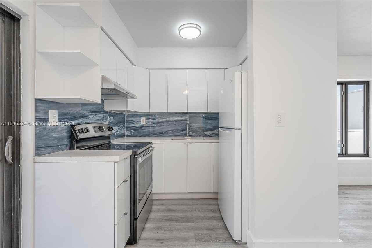 852 Sw 1st St #4 - Photo 3 of 8