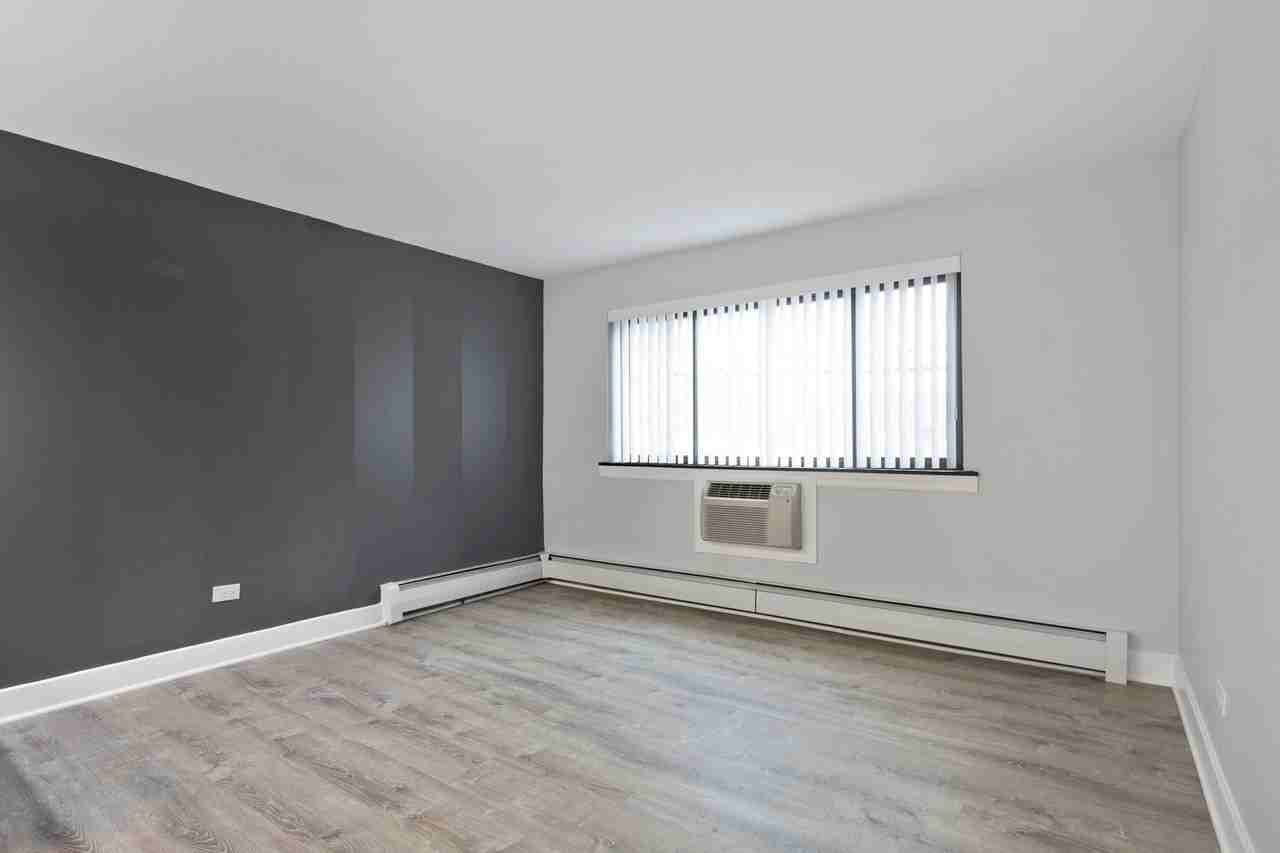 6758 N. Sheridan Rd. - Photo 2 of 30