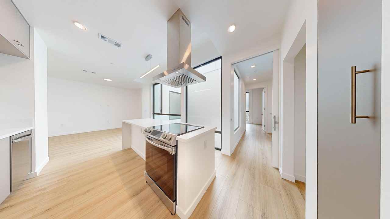 4575 Santa Monica - Photo 7 of 40