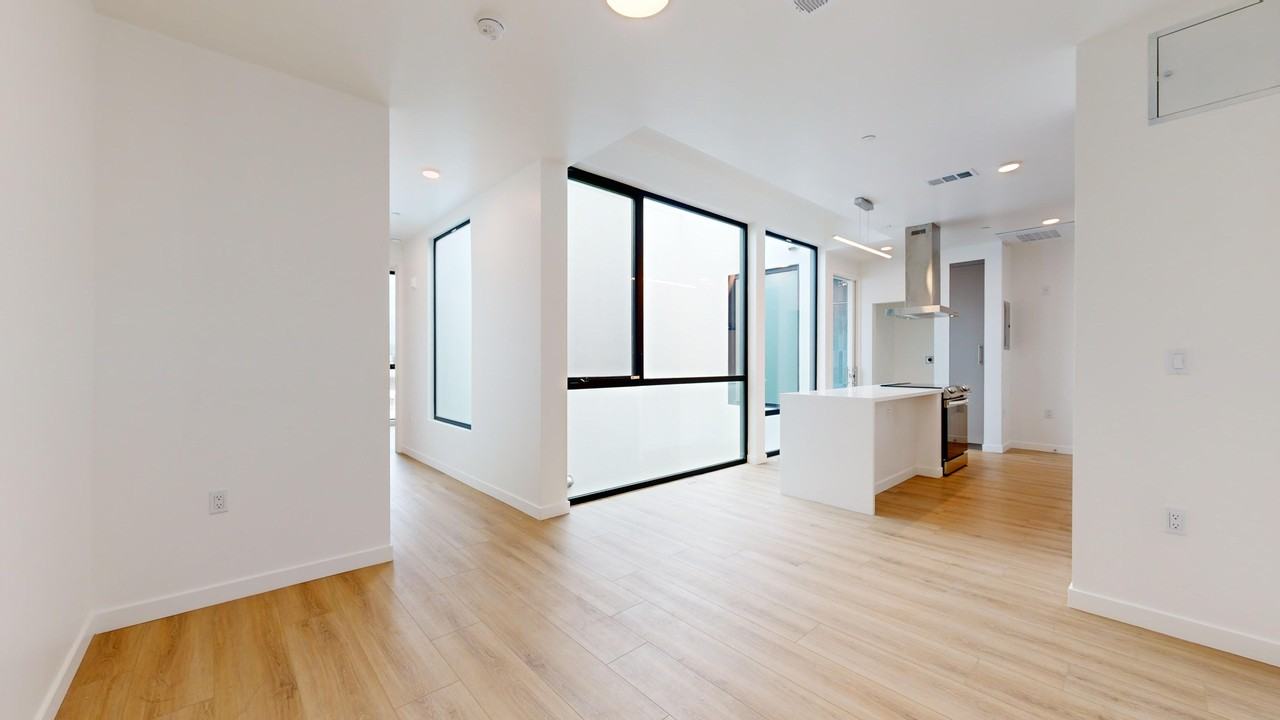 4575 Santa Monica - Photo 5 of 40