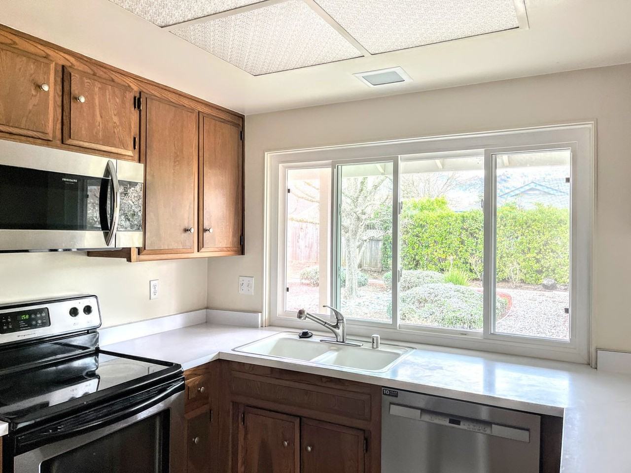 8904 Oakmont Dr, Santa Rosa, CA 95409 2 Bedroom House for 2,850/month