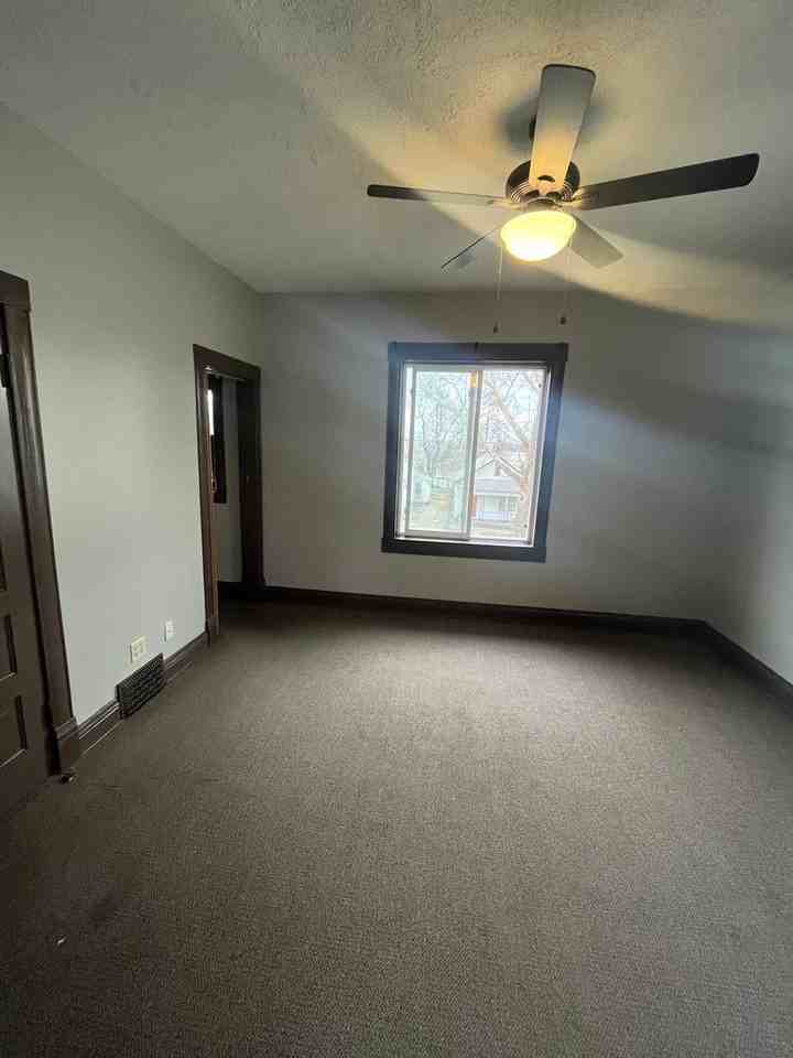 854 S 21st St Uppr - Photo 2 of 8