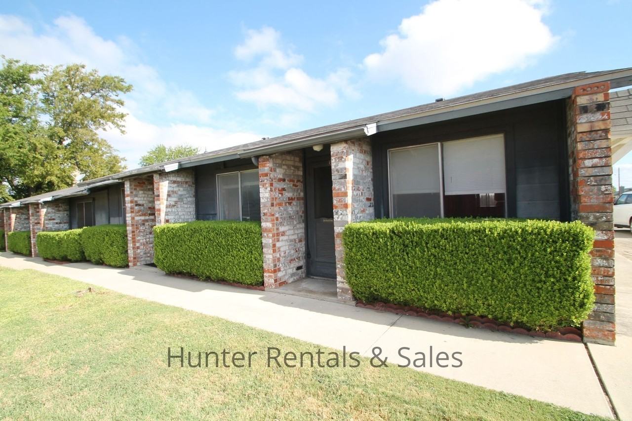 1129 Wales Dr Apt D - Photo 2 of 21