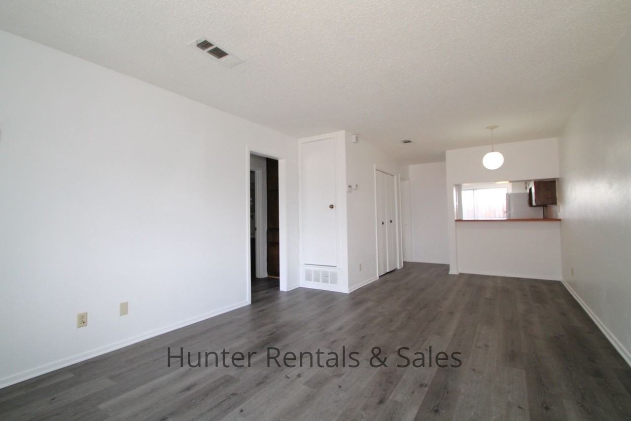 1129 Wales Dr Apt D - Photo 3 of 21