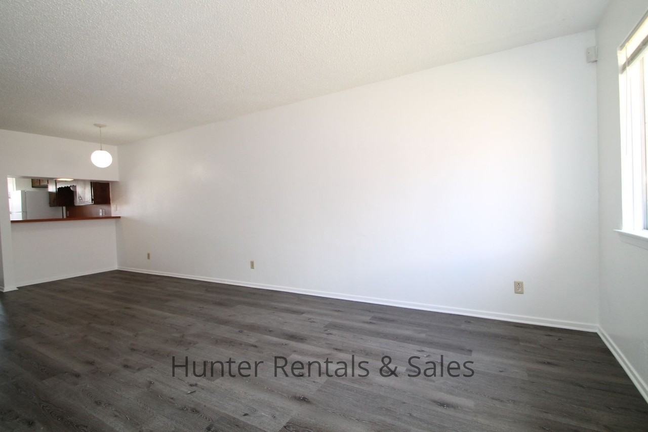 1129 Wales Dr Apt D - Photo 4 of 21