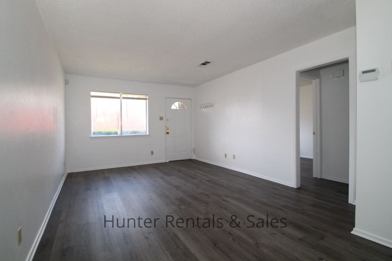 1129 Wales Dr Apt D - Photo 5 of 21