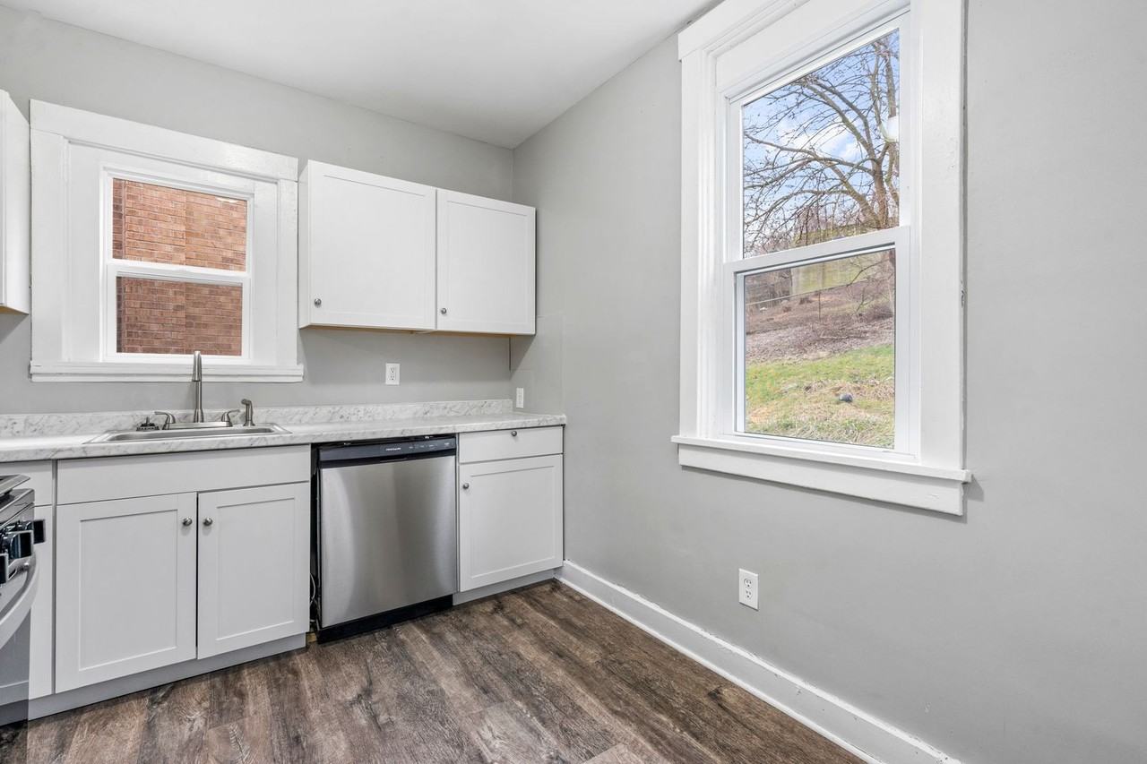 1714 Amanda St - Photo 3 of 24