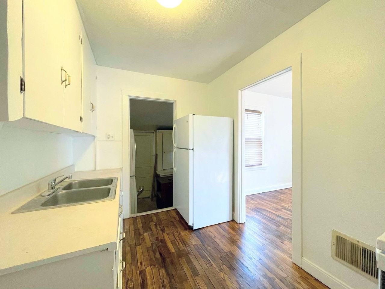 722 W 8th Ave - Photo 7 of 12