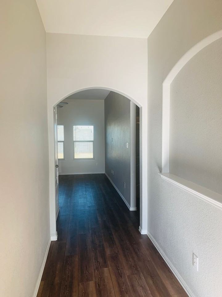 300 Saguaro Dr - Photo 3 of 16