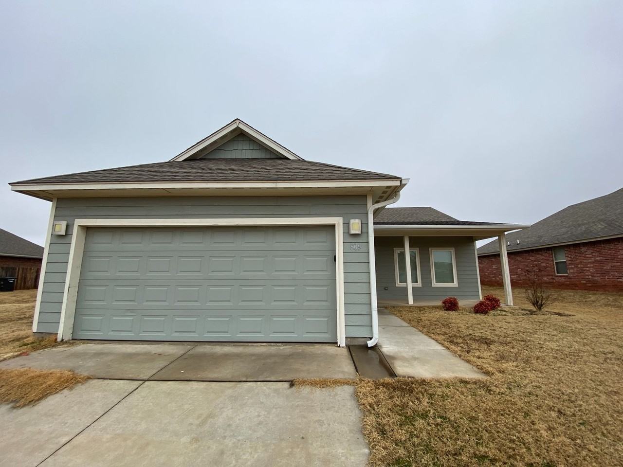 809 Lakeview Dr - Photo 2 of 19