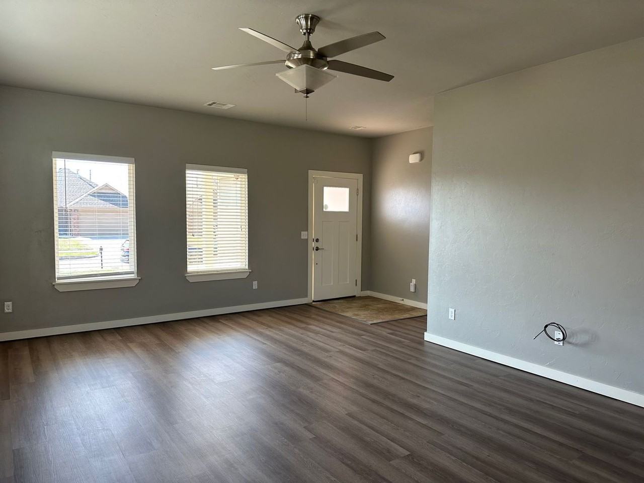 809 Lakeview Dr - Photo 3 of 19