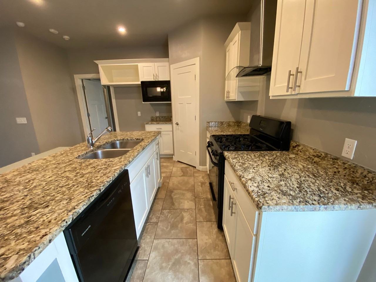 809 Lakeview Dr - Photo 7 of 19