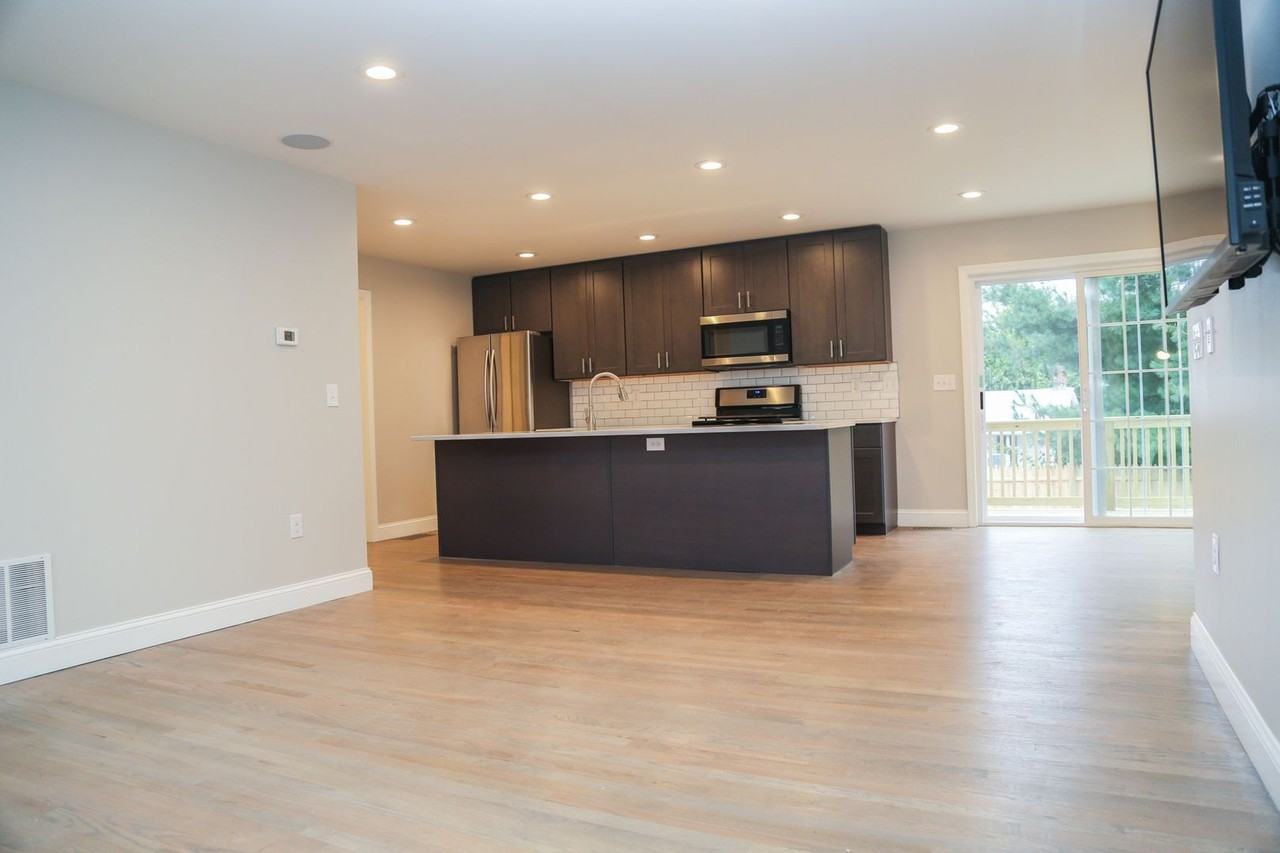 517 Admiral St - Photo 4 of 48