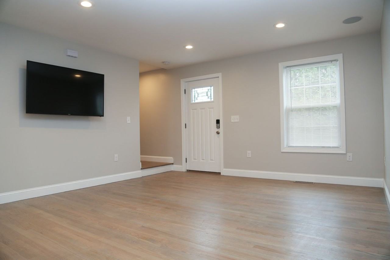517 Admiral St - Photo 5 of 48